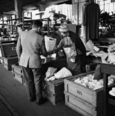 Klarahallen, salutorg. Försäljning av frukt, grönt och blommor