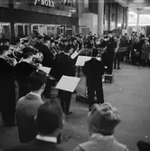 Historiska tågets resa från Stockholm till Göteborg för invigningen av Tåg 62. Blåsorkester