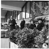 Invigning av Årsta partihandel. Generaldirektör, Gd, Erik Upmark, 4:e från höger. Kung Gustav VI Adolf, 2:a från höger