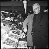 Invigning av Årsta partihandel. Kung Gustav VI Adolf, 1:a från höger
