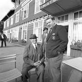 Invigning av rallarmonument vid Kiruna Centralstation. Skådespelaren Åke Grönberg, till höger