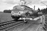 Spårrevision. Räls och slipersbyte (betongslipers). Linjen Rotebro, R - Zlpv. Uttransport av färdigt spårspann. SJ Ra 990 