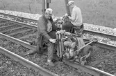Spårrevision. Räls och slipersbyte (betongslipers). Linjen Rotebro, R - Zlpv. Rälsspikutdragare