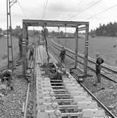 Spårrevision. Räls och slipersbyte (betongslipers). Linjen Rotebro, R - Zlpv. Uttransport av färdigt spårspann