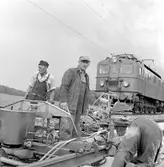 Spårrevision. Räls och slipersbyte (betongslipers). Linjen Rotebro, R - Zlpv. SJ Svetsar skarv. SJ Da 809.