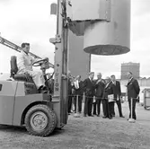 Tredje internationella Trafikmässan i Stockholm. Stadssekreterare i Kommunikationsdepartementet, Lars Petersson, 5:a från höger. Kommunikationsminister, Gösta Skoglund, 3:a från höger