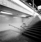 Rostfria trappräcken, uppgång spår 11 och 12.