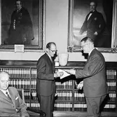 Belönade SJ-män. Generaldirektör Erik Upmark