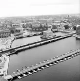 Norra Järnvägsbron, mellan Stockholm Central och Riddarholmen. Provisoriska pontonbron 