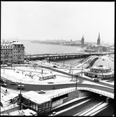 Broar över Södra Riddarfjärden / Söderström. Södra Järnvägsbron / Centralbron borterst av broarna. Bron under uppförande som går mellan Gamla Stans tunnelbanestation och Söder Mälarstrand / Slussen är blivande pendel / tunnelbane bron.