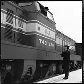 Margot Björk samtalar med lokföraren i Statens Järnvägar, SJ T43 228 vid Fågelsjö station.