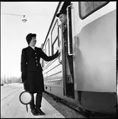 Margot Björk samtalar med lokföraren i Statens Järnvägar, SJ YB08 1133 vid Fågelsjö station.