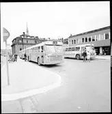Statens Järnvägar SJ, bussar vid bussangöringen på Klarabergsviadukten vid Stockholm Centralstation.