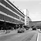 Åhlensvaruhuset på Klarabergsgatan, beläget mellan Klara Norra kyrkogata och Drottninggatan. Till höger utanför bild Sergelstorg.