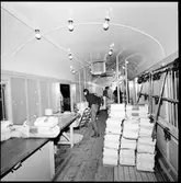 Tidningslastning av buntade tidningar för Pressbyråns räkning, vid vid Ilgodset och bangårdsposten.