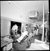 Tidningslastning av buntade tidningar för Pressbyråns räkning, vid vid Ilgodset och bangårdsposten.