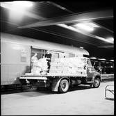 Tidningslastning Pressbyrån, mellan lasbil och för sortering / buntning ombyggda person - resgodsvagnar.