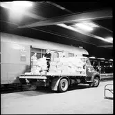 Tidningslastning Pressbyrån, mellan lasbil och för sortering / buntning ombyggda person - resgodsvagnar.