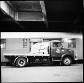 Tidningslastning Pressbyrån, mellan lasbil och för sortering / buntning ombyggda person - resgodsvagnar.