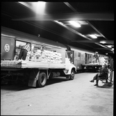 Tidningslastning Pressbyrån, mellan lasbil och för sortering / buntning ombyggda person - resgodsvagnar.