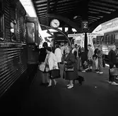 Passagerare kliver ombord på tåg till göteborg.