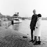 Amerikanska ungdommar, fotogaraferade på Strömkajen. Skärgårdsfärja och den tremastade fullriggaren af Chapman i bakgrunden.