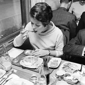 Trafik Restaurangen, TR, testar brickservering i R0-vagn