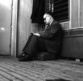 Ilgodståg, Centralstation - Hagalund - Centralstation.
Eftertanke, observera Facit reseskrivmaskin som mannen sitter på.