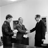 Dde Bo Tollin delar ut belöning