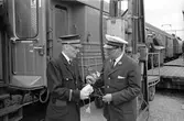 Nordpilen. Tågbefälhavarbyte mellan norsk och Svensk personal i Vassijaure. Till höger Folke Holmgren.