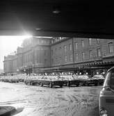 Dagen före tågledarstrejken. Taxiplan utanför huvudingången, mellan Vasagatan och Stockholm Central, norra delen. Fotot taget under klarabergsviadukten.