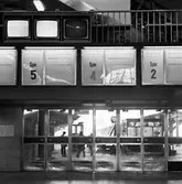 Första dagen, tågledarstrejken. Stockholm central. Gångdörrarna till spår 2, 4 och 5 norrgående tåg. Under Cafe´Norr, norra delen av vänthallen.