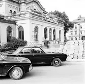 Reportage om SJ och högertrafiken i Örebro och Malmö. Örebro centralstation från gatusidan