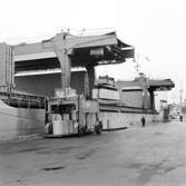 Hamnen i Tunadal. M/S Tunadal lastar papper tillverkat av Ortvikens pappersbruk.