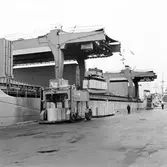 Hamnen i Tunadal. M/S Tunadal lastar papper tillverkat av Ortvikens pappersbruk.