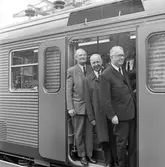 Statens Järnvägar SJ X1. Trafikstart för X1:orna inom AB Storstockholms Lokaltrafik. Generaldirektör Upmark till vänster