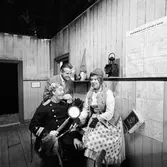 Studiomän och skådespelare under TV-inspelning