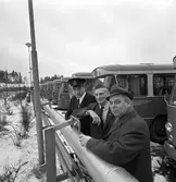 Råsta vbs-garage. Från vänster K W Ohlsson,  chaufför Carl Dehmel och Bille B Rudemalm
