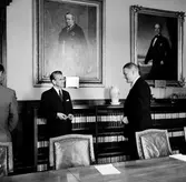 Generaldirektör Erik Upmark mottager orden Illis Quorum av kommunikationsministern Svante Lundkvist i Plenisalen. Den kungliga medaljen delas ut för medborgerlig förtjänst