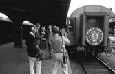 Sista SNLC-tåget anländer till Centralstationen. SNLC - Sunlit Nights Land Cruises. Tågvärdinnan Catharina Ramfors och tågvärden Åke Hagström intervjuvas och filmas