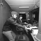 Statens Järnvägar, SJ Ma 880. Interiör förarhytt med personal