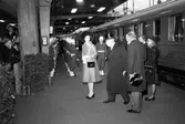 Drottning Margrethe II av Danmark ankommer Centralstationen. Från vänster drottning Margrethe, kung Gustaf VI Adolf, prins Henrik, kronprins Carl Gustaf och prinsessan Christina