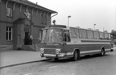 Busshållplats resande med utflyktståg från Värmland. Statens Järnvägar, SJ buss 1253.