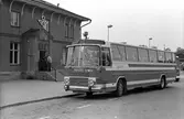 Busshållplats resande med utflyktståg från Värmland. Statens Järnvägar, SJ buss 1253.