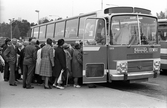 Busshållplats resande med utflyktståg från Värmland. Statens Järnvägar, SJ buss 1253.