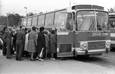Busshållplats resande med utflyktståg från Värmland. Statens Järnvägar, SJ buss 1253.