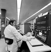 Hans-Åke Carlsson med datamaskin i Tomteboda.