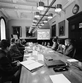 Besparingskampanjen sammanträder i Plenisalen, Stockholm Central.