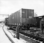Karlstads trafikområde. Normalspåriga godsvagnar lastade på smalspårig överföringsvagn från Nordmark - Klarälvens Järnvägar, NKlJ.