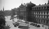 Stockholm Centralstations huvudingång, sedd från Klarabergsvidukten. Riddarholmskyrkans torn i bildens vänstra hörn.